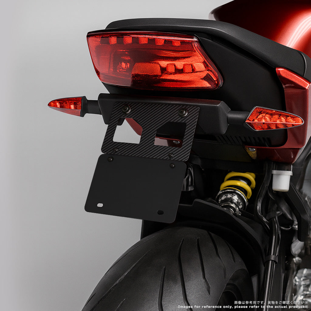 125cc以下対応の角型サイズ｜VARQON カーボン製ナンバープレートフレーム（ステー）のクローズアップ／プレート未装着・リア斜め。マッドガード併用可、原付二種に最適。