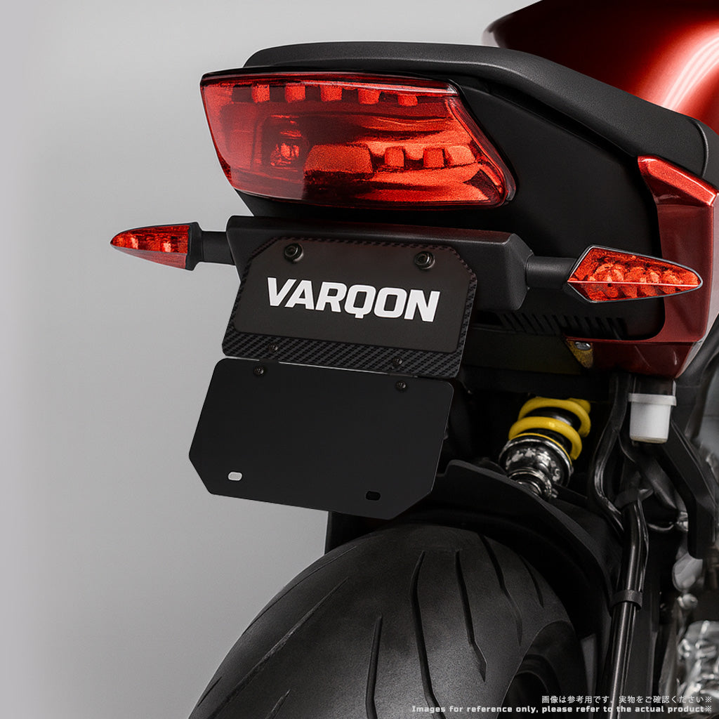 125cc以下対応の角型サイズ｜VARQON カーボン製ナンバープレートフレーム＆マッドガードを装着したバイクのリア斜め画像。軽量・防泥・原付二種向け。
