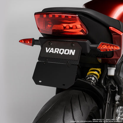 125cc以下対応の角型サイズ｜VARQON カーボン製ナンバープレートフレーム＆マッドガードを装着したバイクのリア斜め画像。軽量・防泥・原付二種向け。