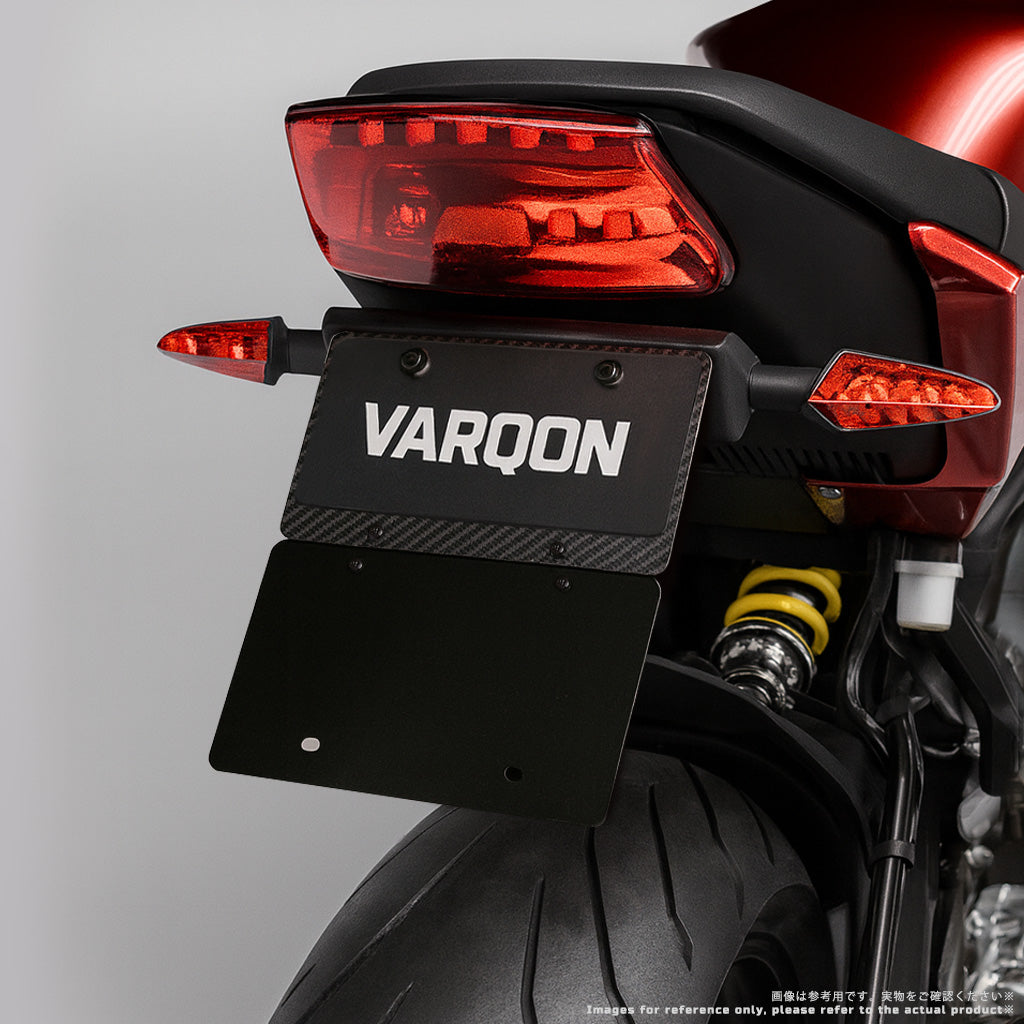 VARQON カーボン製ナンバープレートフレーム＆マッドガードを装着したバイクのリアビュー。軽量で丈夫、泥はねを抑えてリア周りを保護するアクセサリー。