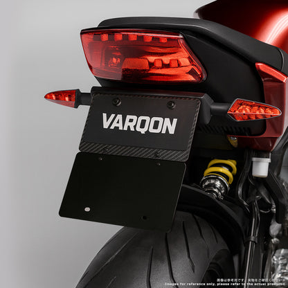 VARQON カーボン製ナンバープレートフレーム＆マッドガードを装着したバイクのリアビュー。軽量で丈夫、泥はねを抑えてリア周りを保護するアクセサリー。